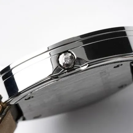 top-tier Van Cleef & Arpels women's white dial brown belt Charms Gold series quartzleather strap watch detail shots