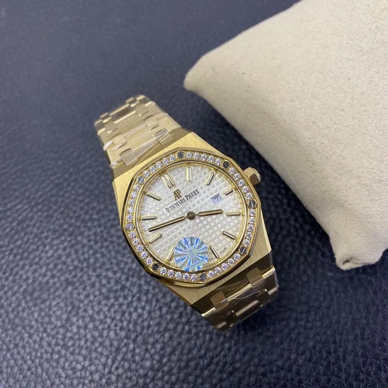 Audemars Piguetreplica watch women's Royal Oak67650 series yellow gold white dial watch side view