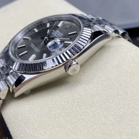 Side view of big factory high-quality replicaAR Return of the King Rolex gray plate Oyster Perpetual Datejust 41 series men's watch