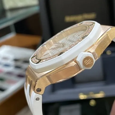 top-tier watch Audemars PiguetAP67540Royal Oak offshore series 37mmwhite dialrubber strapquartzladies' watchleather strap picture