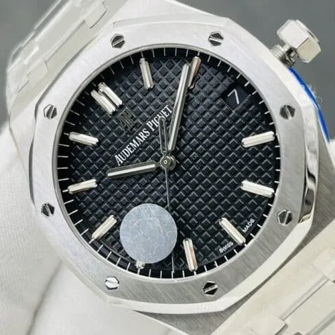 top-tier watch Audemars PiguetRoyal Oak15500V2 version white steel black bottom men's watch showing the strength of the defending steel king side view