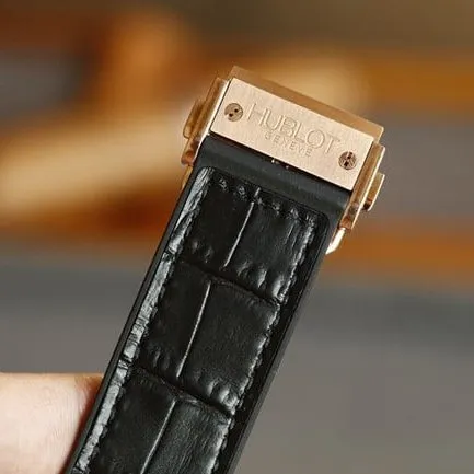 top-tier watch Hublot BIG BANG series Hublot boutique diamond rose gold color case watch side view