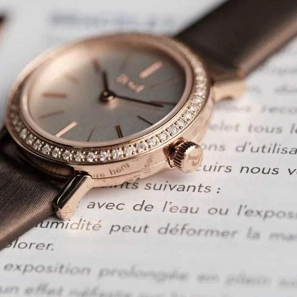 Piaget top-tier watch ALTIPLANO series ladies diamondleather strapquartz watch side view