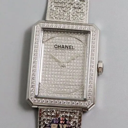 Chanel high-quality watch will be the first PREMIÈRE watch full of feminine charm side view