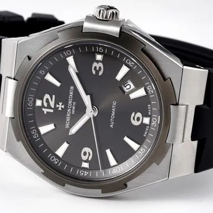 8F factory Vacheron Constantintop-tier watch Overseas series men's black dialsteel braceletautomatic movement watch front view