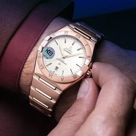 top-tier replicaOmega fifth generation constellation series white dialrose gold silver steel bracelet men's watch front view