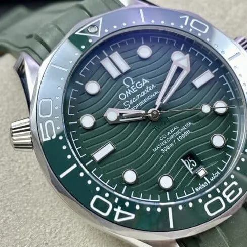 Omega 2022 Latest Seamaster 300 Two-Tone Black and Green Dial Men's Mechanical Watch Buckle Photo