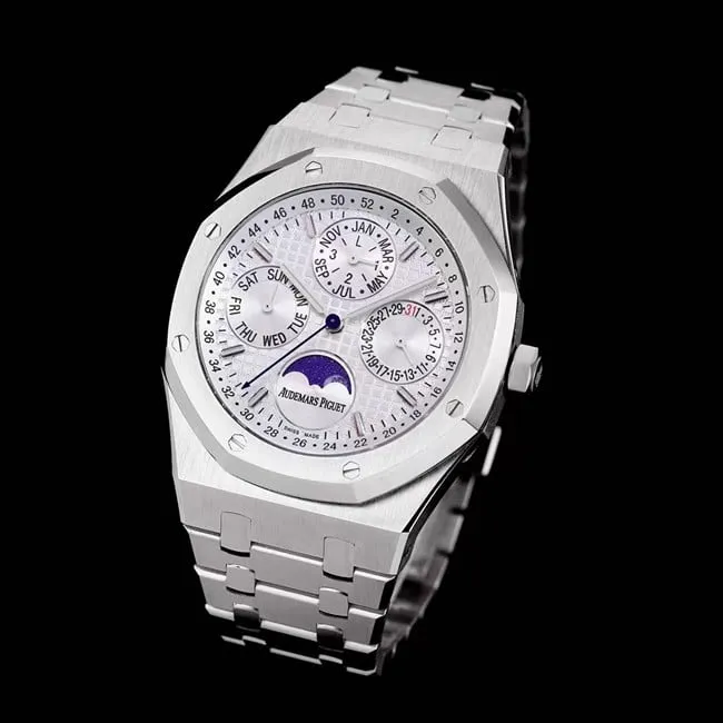 Audemars Piguettop-tier watch automatic movement men's white dialsteel braceletRoyal Oak series watch front view
