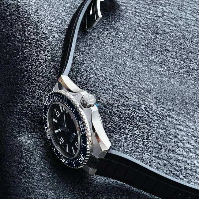 collectible watch VS FactorySeamaster 600m black dial blue bezel rubber braceletside live photo