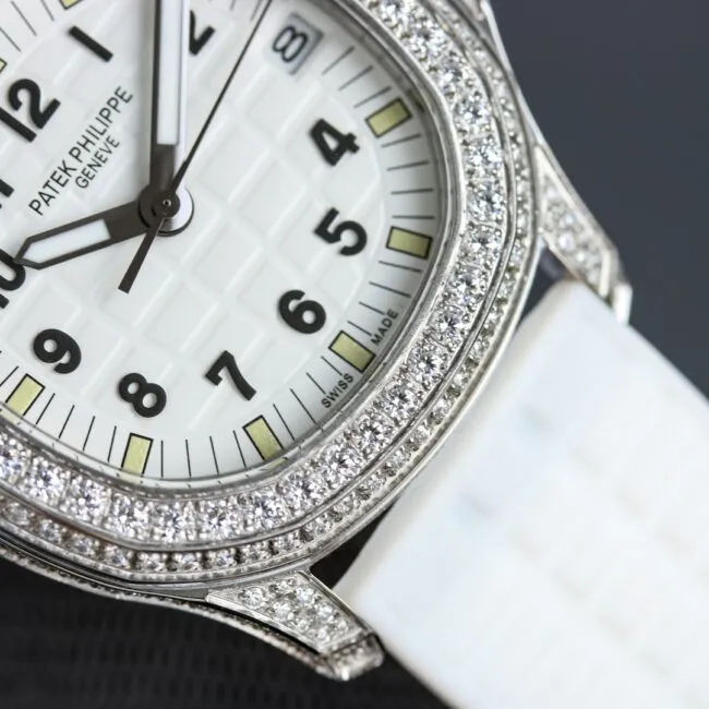 High-quality replicaTW, a major manufacturer, launches Patek Philippe women's mechanical series full-diamond white dial watch side view