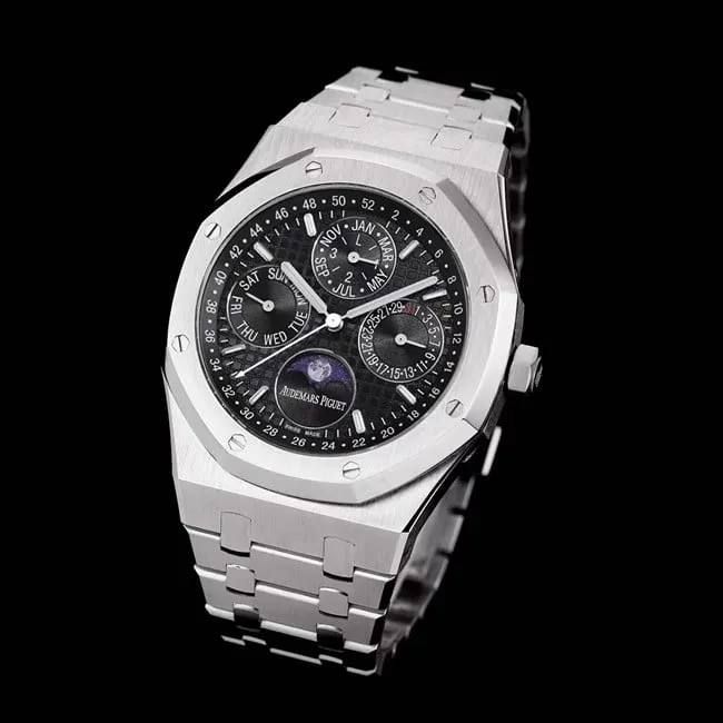 Audemars Piguettop-tier watch automatic movement men's black dialsteel braceletRoyal Oak series watch side view