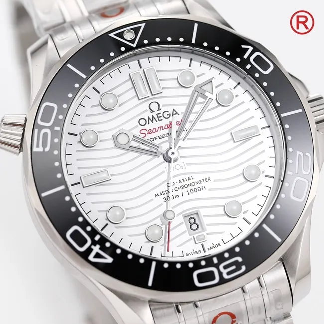 Omegatop-tier men's white dialsteel braceletSeamaster 300m series mechanical watch lume picture