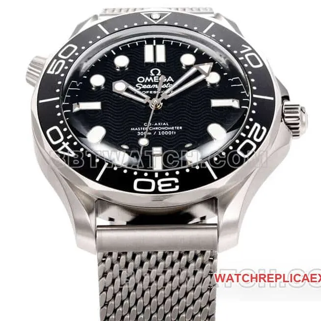 Omega1:1replica watch OR factory Seamaster 300m black dial mechanical steel bracelet model side live photo