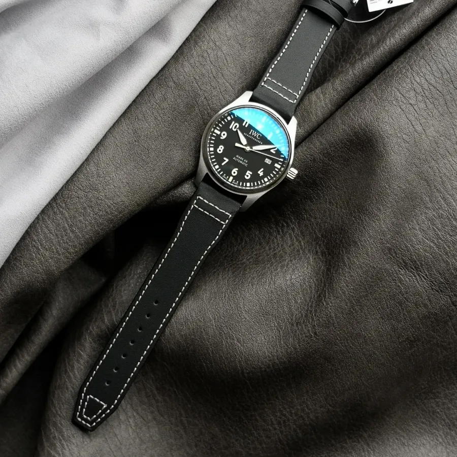 V7 factory pilot IWC1:1replica watch lumeblack dialleather strap model IW328201caseback live photo