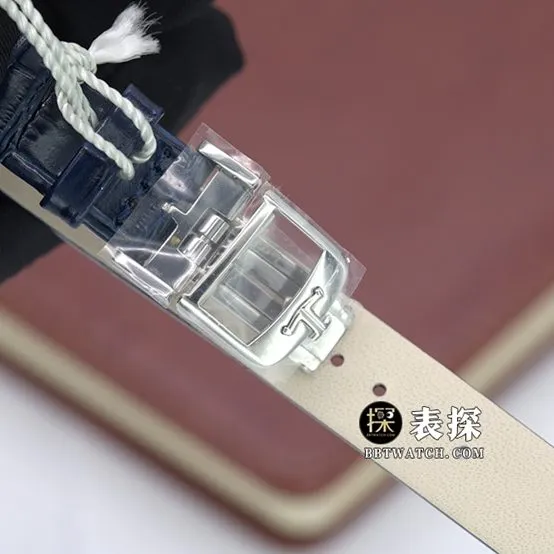 Dating Jaeger-LeCoultre1:1replica watch blue mother-of-pearl plate with diamond bezelleather strap model side live photo