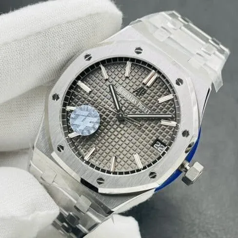 Top watch Audemars Piguet Royal Oak 15500 V2 version strongly interprets the king of steel's championship-defending white steel gray dial men's watch movement picture