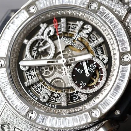 top-tier replicaHublot super A watch men's white dialrubber strapv2 version mechanical BigBang big bang series watch front view