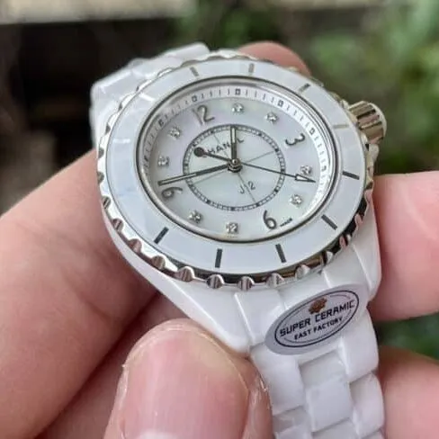 Side view of Dachang high-quality EAST super ceramic new product green dialChanelJ12 series women's watch