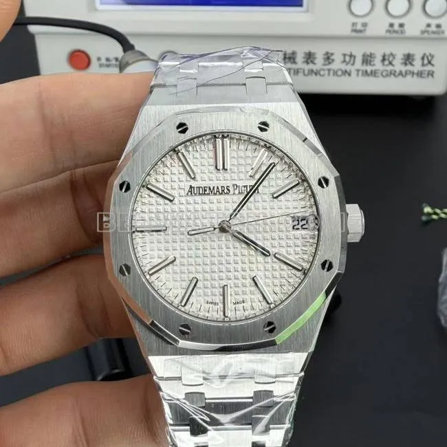 Audemars Piguet1:1replica watch DDF factory Royal Oak41mmwhite dial4302mechanical movementsteel bracelet front live photo