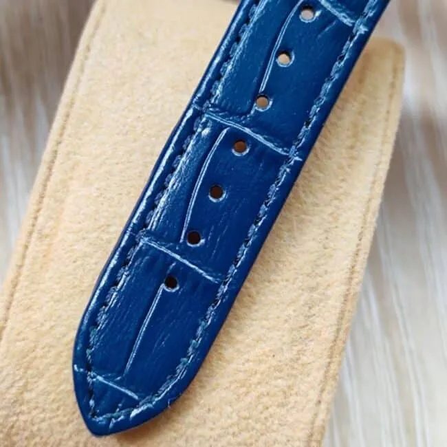 top-tier replicak11blue dialCartierTant MustA model of elegant style side view