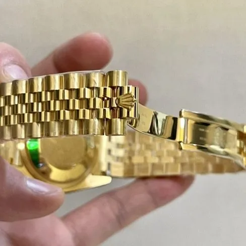 top-tier replicaRolexsuper watch men's gold plate gold band Datejust series watch front view