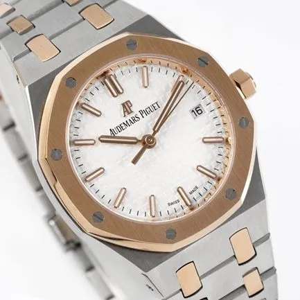 8F factory top-tier replicaAudemars Piguetsuper watch women's white dialsteel bracelet34mm Royal Oakautomatic movement watch side view