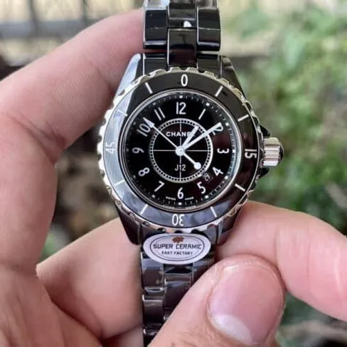 top-tier replicaChanelblack dialJ12 series ladies watch detail shots