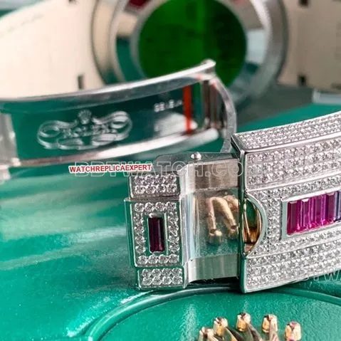 RolexSubmariner1:1super clonegreen dial rainbow diamond bezelleather strap front live photo