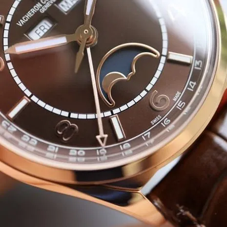 Vacheron Constantintop-tier automatic movement full date display series men's brown plate brown belt watch side view