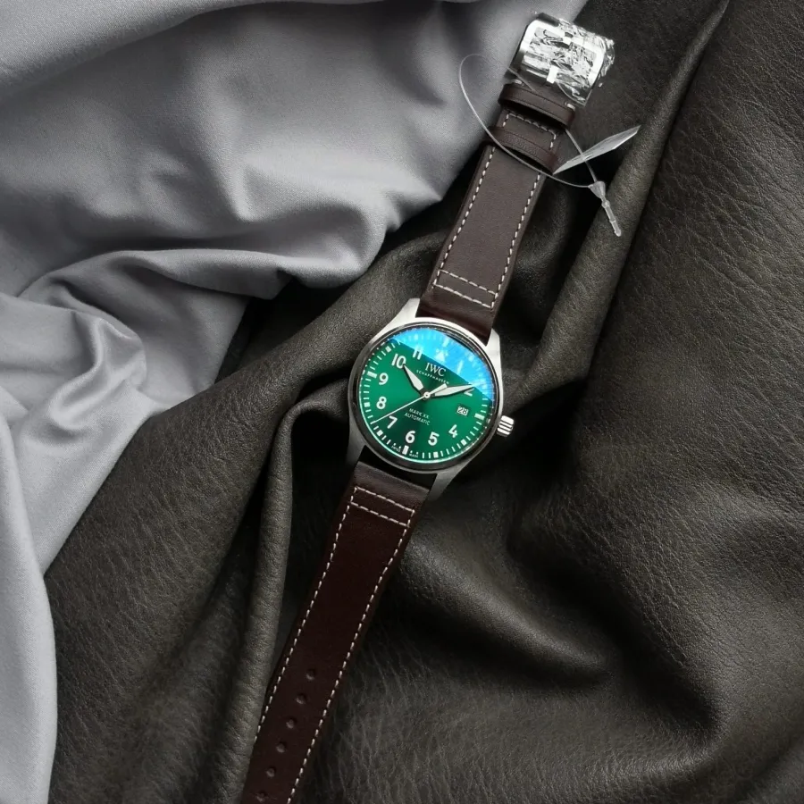 V7 pilot IWC1:1replica watch men's green dialleather strap model IW328205caseback live photo