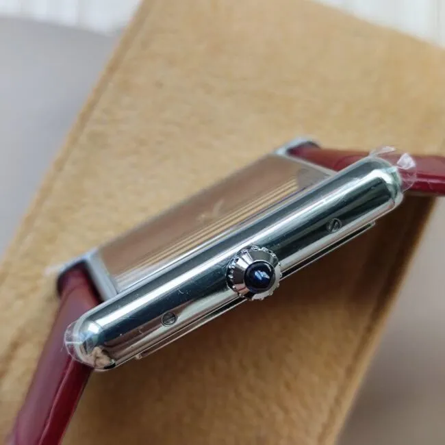 Front view of the new Cartier tank, a model of elegant style from a major manufacturer, high-quality replicak11