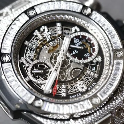 top-tier replicaHublot super A watch men's white dialrubber strapv2 version mechanical BigBang big bang series watch side view