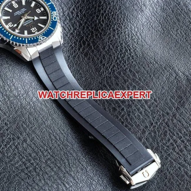 collectible watch VS FactorySeamaster 600m black dial blue bezel rubber braceletfront live photo