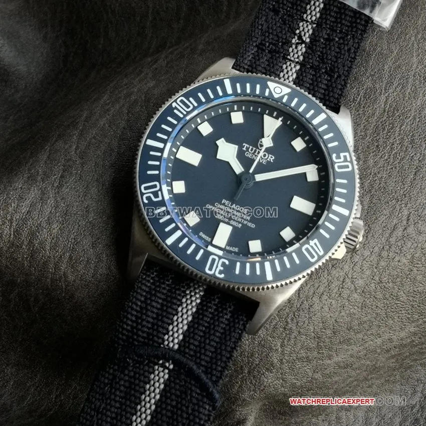M+ Factory Tudor Leading Submarine Top Blue Plate M25707B/23-0001 Side view of the actual picture