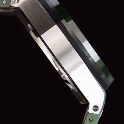 side view of top-tiersuper cloneAPFgreen dialAudemars PiguetRoyal Oak Offshore 26400 top-tier watch