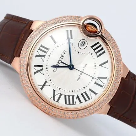 V6 factory top-tier watch Cartier men's white dial brown belt blue balloon series leather strap mechanical watch side view