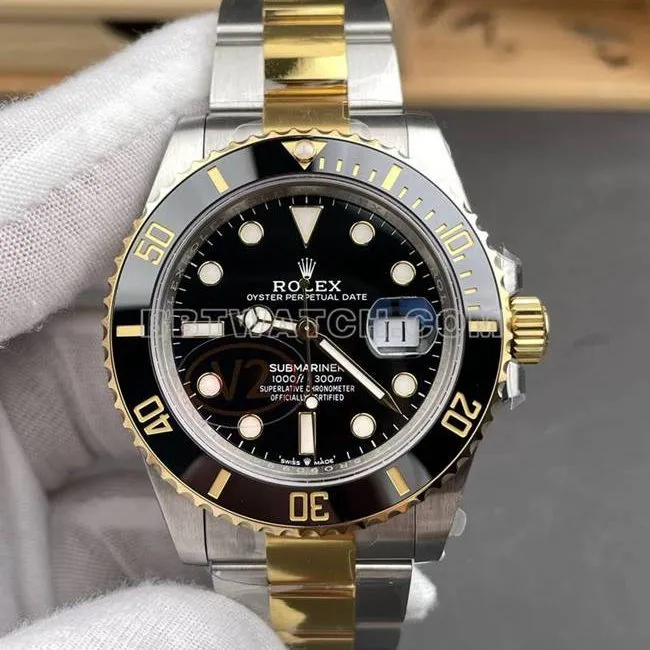 Rolex1:1replica watch VS FactorySubmariner41mmblack dial3235mechanical movement gold steel bracelet front live photo