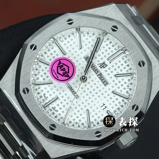 APSRoyal OakAudemars Piguet1:1replica watch silver white dialsteel bracelet model 15400ST.OO.1220ST.02side live photo