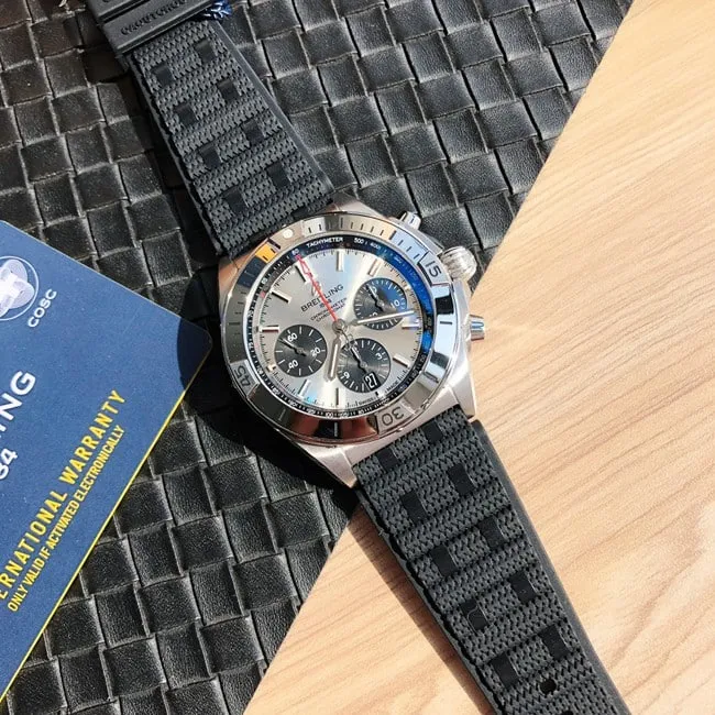 top-tier replicaBreitlinghigh-quality watch automatic movementchronograph series men's white dialrubber strap side view