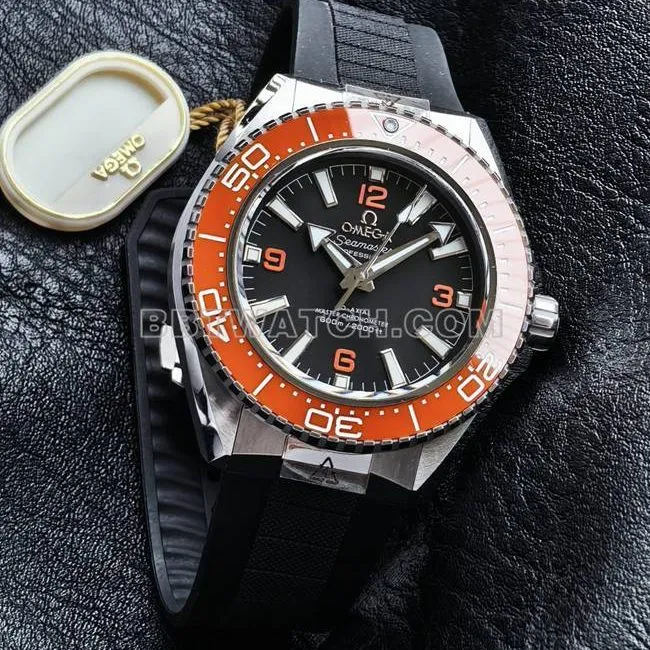 watch VS FactorySeamaster 600m black dial orange bezel black braceletside live photo