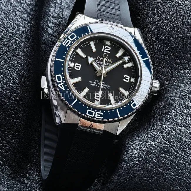 collectible watch VS FactorySeamaster 600m black dial blue bezel rubber braceletfront live photo
