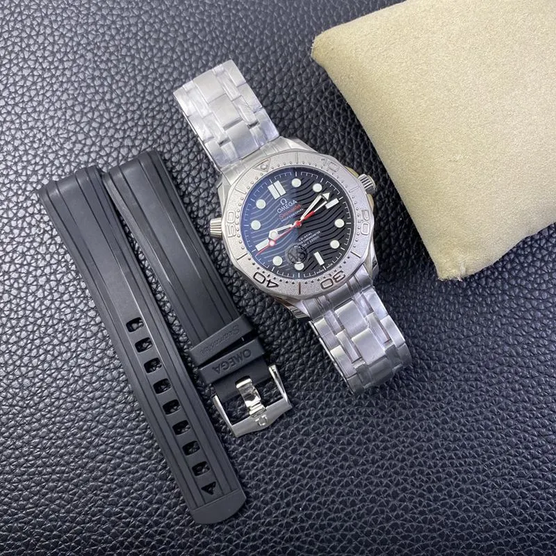 Omega high-quality watch Seamaster yacht 300-meter series tribute to the blue diving watch side view