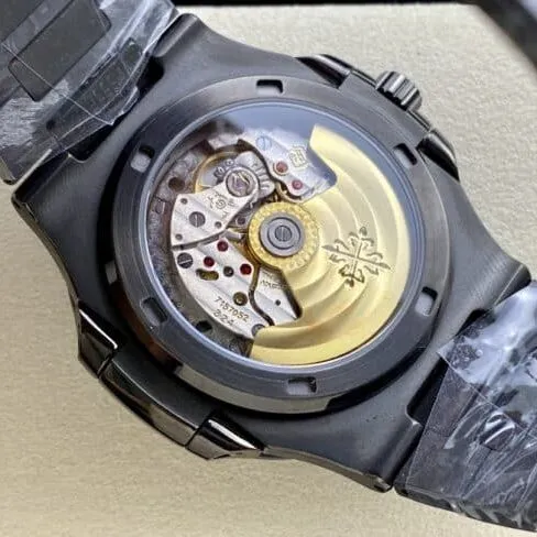 Aesthetic presentation of top-tier replicaPatek PhilippeNautilusblack dial5711 carbon fiber side view