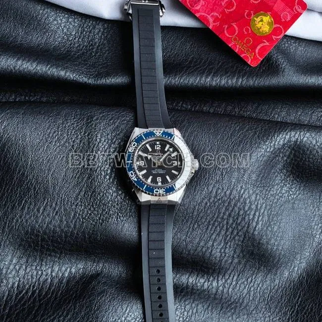 collectible watch VS FactorySeamaster 600m black dial blue bezel rubber braceletfront live photo