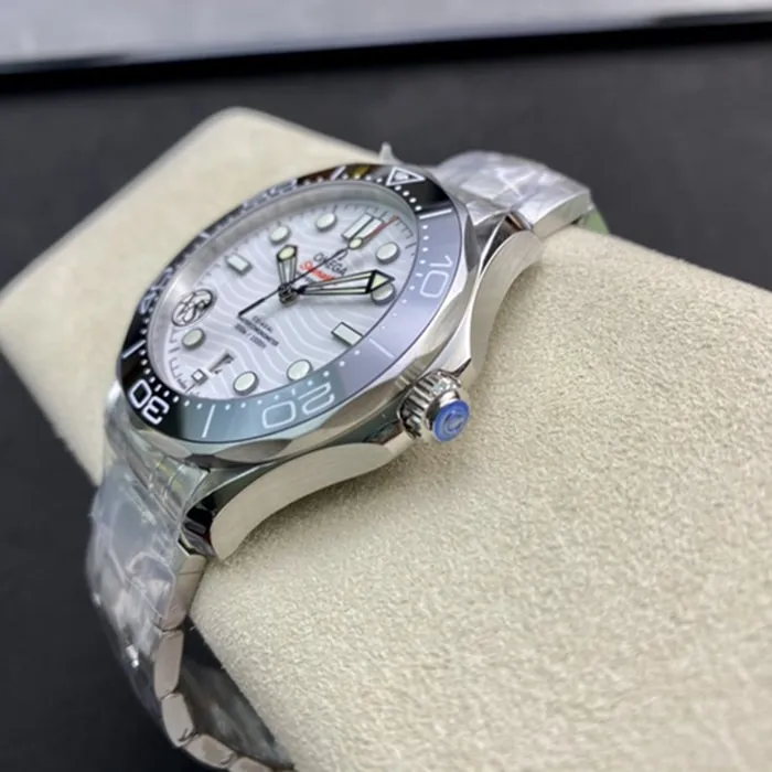 top-tier watch Omega men's white dialSeamaster series steel bracelet watch side view