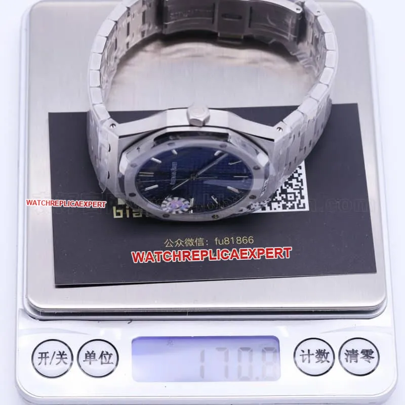 Audemars Piguet Royal Oak 15500 Review - 15400's New Generation Tough Guy Masculine Charm Watch Front View