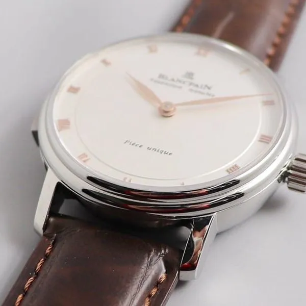 replicaBlancpain watch erotic classic gold Roman scale detail shots