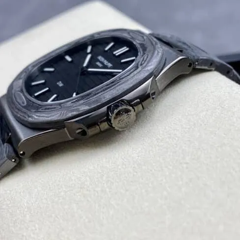 Aesthetic presentation of top-tier replicaPatek PhilippeNautilusblack dial5711 carbon fiber side view