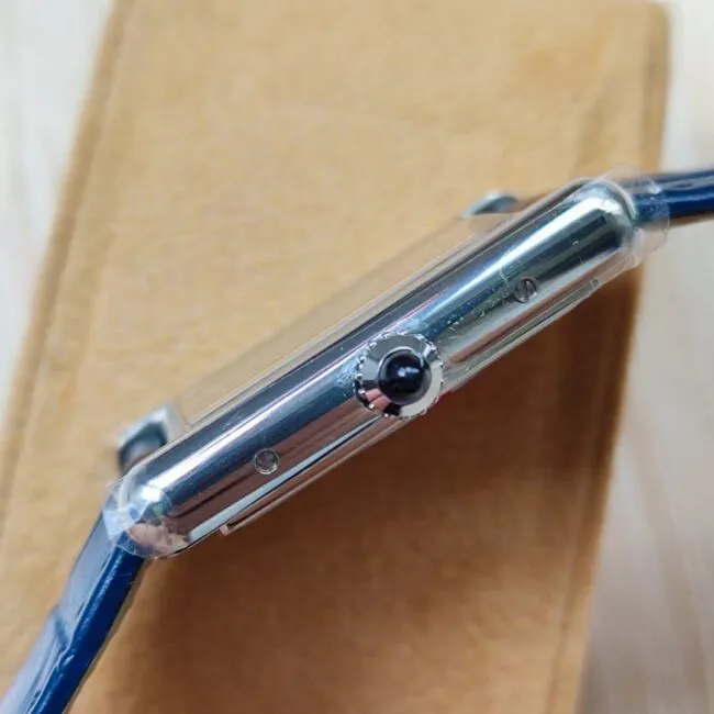 top-tier replicak11blue dialCartierTant MustA model of elegant style detail shots
