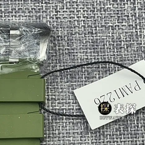 VS FactoryPanerai sneak PAM01226super watch men's white dial rubber model picture and price side live photo